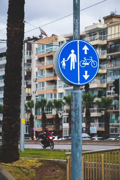 Izmir Türkei November 2022 Fußgänger Und Radwegschild Mit Mehrfamilienhäusern Hintergrund — Stockfoto