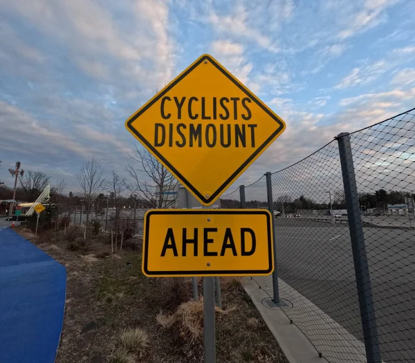 サイクリストディスマウント自転車サイン — ストック写真