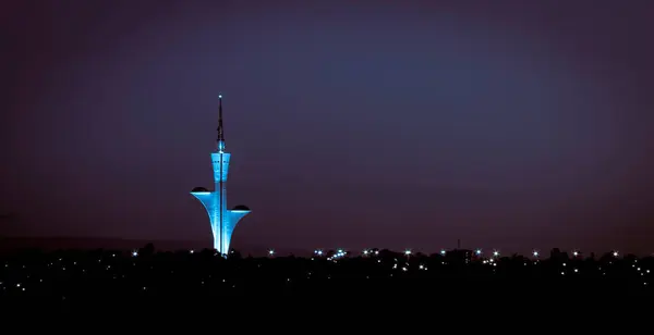 Geceleri televizyon kulesini aydınlatırdı. Şehrin büyüleyici siluetine adım atın Gece gökyüzüne karşı aydınlatılmış bu çarpıcı TV yapısıyla.