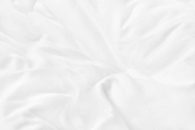 Yatak odasındaki beyaz çarşafı ve kırışık battaniyeyi kapat. Sabah uyandıktan sonra..