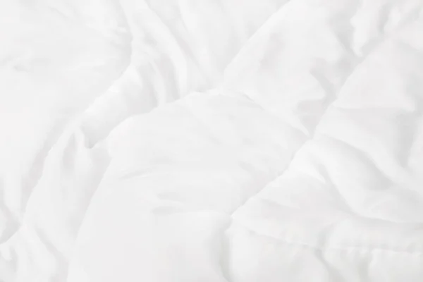 아침에 일어나면 침대보와 침대위에 주름진헝클어진 담요가 보이는 위쪽을 클로즈업하고 아침에 — 스톡 사진