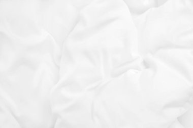 Yatak odasındaki beyaz çarşafı ve kırışık battaniyeyi kapat. Sabah uyandıktan sonra..