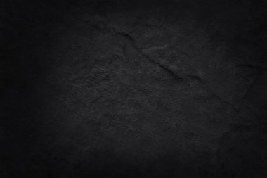Arka plan ve tasarım çalışmaları için yüksek çözünürlüklü doğal desenli koyu gri kayrak dokusu. Siyah taş duvar.