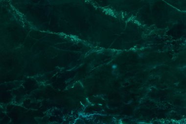 Koyu yeşil mermer desenli arka plan, yüksek çözünürlüklü, doğal taşların üst görüntüsü lüks ve pürüzsüz parıltı desenli..