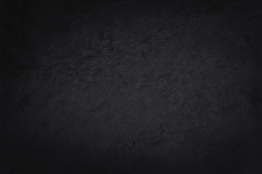 Arka plan ve tasarım çalışmaları için yüksek çözünürlüklü doğal desenli koyu gri kayrak dokusu. Siyah taş duvar.