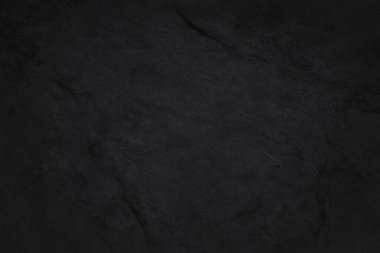 Arka plan ve tasarım çalışmaları için yüksek çözünürlüklü doğal desenli koyu gri kayrak dokusu. Siyah taş duvar.