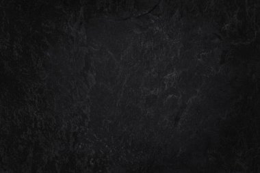 Arka plan ve tasarım çalışmaları için yüksek çözünürlüklü doğal desenli koyu gri kayrak dokusu. Siyah taş duvar.