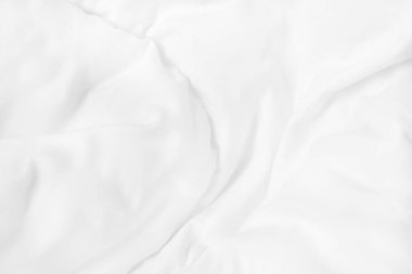 Yatak odasındaki beyaz çarşafı ve kırışık battaniyeyi kapat. Sabah uyandıktan sonra..