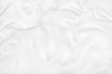 Yatak odasındaki beyaz çarşafı ve kırışık battaniyeyi kapat. Sabah uyandıktan sonra..