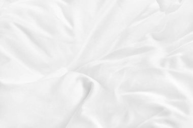 Yatak odasındaki beyaz çarşafı ve kırışık battaniyeyi kapat. Sabah uyandıktan sonra..