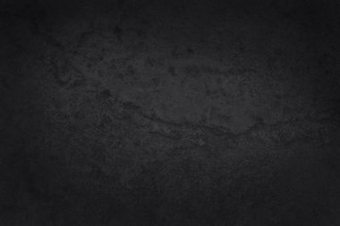 Arka plan ve tasarım çalışmaları için yüksek çözünürlüklü doğal desenli koyu gri kayrak dokusu. Siyah taş duvar.