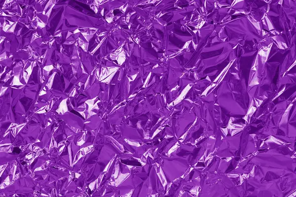Mor metalik folyo parlak doku, arkaplan ve tasarım çalışmaları için buruşuk ambalaj kağıdı.