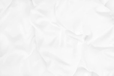 Yatak odasındaki beyaz çarşafı ve kırışık battaniyeyi kapat. Sabah uyandıktan sonra..