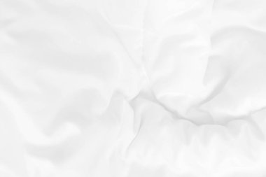 Yatak odasındaki beyaz çarşafı ve kırışık battaniyeyi kapat. Sabah uyandıktan sonra..