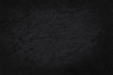 Arka plan ve tasarım çalışmaları için yüksek çözünürlüklü doğal desenli koyu gri kayrak dokusu. Siyah taş duvar.