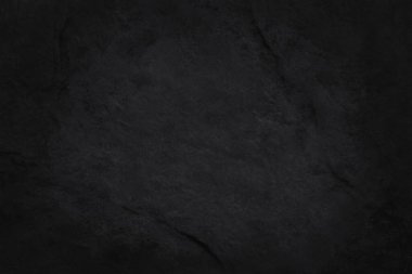 Arka plan ve tasarım çalışmaları için yüksek çözünürlüklü doğal desenli koyu gri kayrak dokusu. Siyah taş duvar.