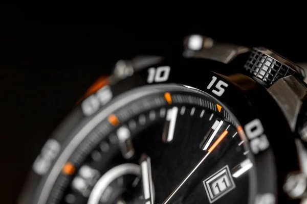 Nahaufnahme Eines Mannes Auf Schwarzem Hintergrund Armbanduhr Konzeptbild Hinsichtlich Zeit — Stockfoto