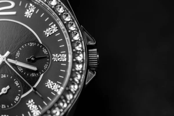 Relógio Pulso Luxo Cheio Diamantes Preto Com Espaço Cópia Relógio — Fotografia de Stock