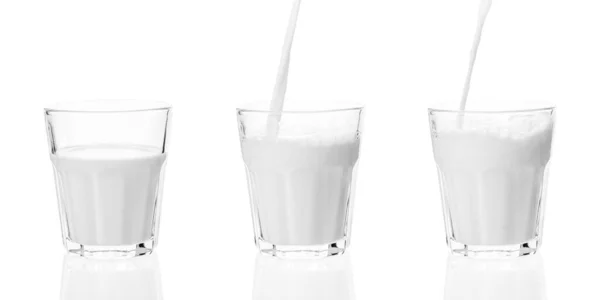 牛奶倒进杯子里 杯子里的牛奶飞溅 然后倒入白色的背景 — 图库照片