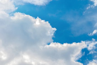 Beyaz büyük Cumulus bulutları. Güneşli gökyüzü, güzel bulutlu gökyüzü. Beyaz kabarık bulutların üzerine bak. Özgürlük kavramı.