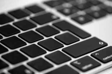 Temiz tuşlu dizüstü ya da dizüstü bilgisayar klavyesi.