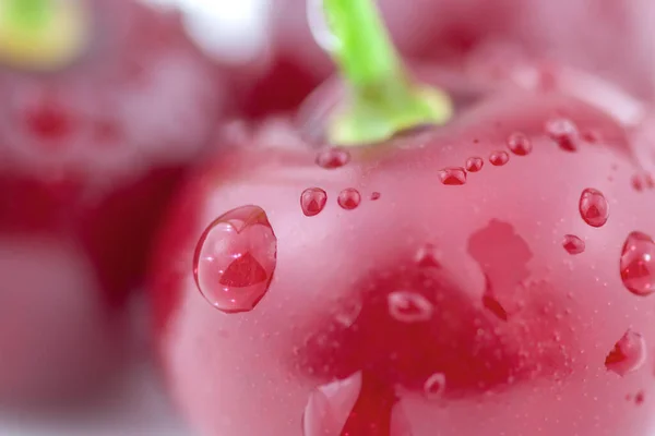 甜樱桃与水滴特写 新鲜采摘的樱桃 — 图库照片