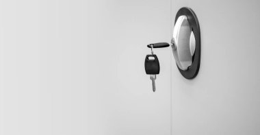 Soyunma odasında. Kamu tesisinde güvenlik ve güvenlik sisteminin anahtarıyla dolap kilitlenmesi