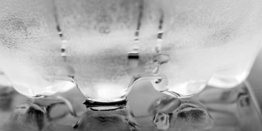 Gri arka planda su damlacıkları. Şeffaf plastik şişe arka planı