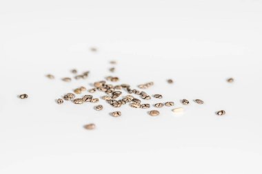 Beyaz yüzeyde chia tohumları yığını, seçmeli odak.