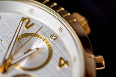 Klasik altın kronograf kol saati yakından. lüks saat detayı