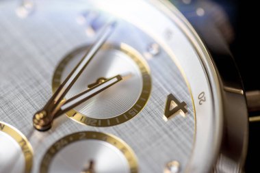Altın kronografi saati. Yüksek anahtarlı. Zenginlik birikimi kavramı ve başarıların birikimi