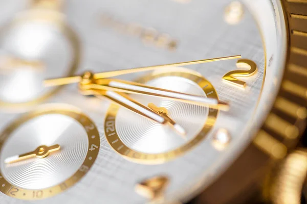 Relógio Pulso Fechar Uma Cara Relógio Dourado Com Braços Tiquetaque — Fotografia de Stock