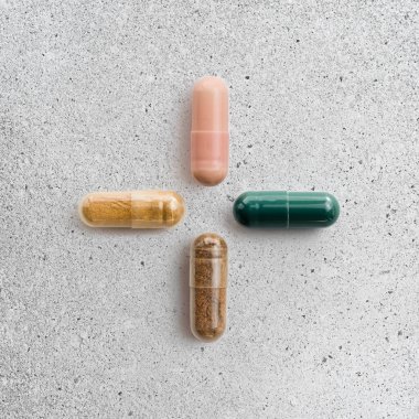 Açık beton arka planda spor takviyeleri. Protein, kreatin, BCAA kapsülleri, amino asit kapsülleri. Spor takviyesi kavramı, sağlıklı beslenme takviyesi kavramı..