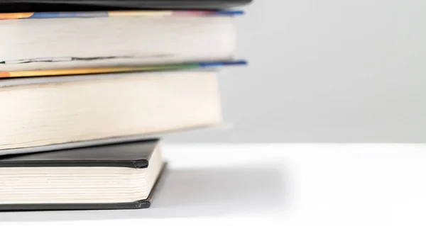 Stapels Educatieve Boeken Een Witte Tafel Thuis Voorbereiden Examens Kopieerruimte — Stockfoto