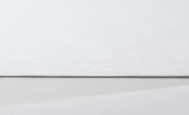 Beyaz masa üzerinde, gölgeli boş kağıt levha.