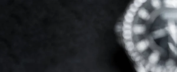 Размытое Фото Роскошных Белых Золотых Наручных Часов Бриллиантовым Циферблатом Черном — стоковое фото