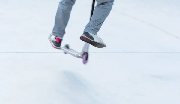 Крупним Планом Зняті Ноги Невпізнаваної Людини Скутері Відкритому Повітрі — стокове фото