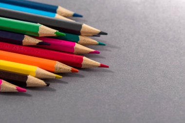 Gri arka planda renkli kalemler. Dünyada çok uluslu aile ve eşitlik kavramı..