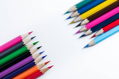 Beyaz arkaplanda izole edilmiş renkli kalemler. Boşluğu ve düzlüğü kopyala.