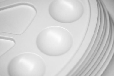 Bir yığın temiz beyaz sanat paleti. Öğrenci ve eğitim konsepti. Boya olmadan boş palet.