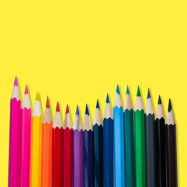 Balkendiagramm Mit Buntstiften Auf Gelbem Hintergrund — Stockfoto