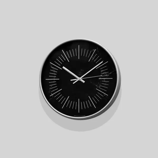 Simple Wall Clock Black Clock Wall Grey Wall Copy Space — Stock Photo, Image