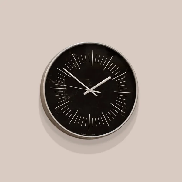 Αφηρημένο Μαύρο Ρολόι Τοίχου Ένα Μπεζ Τοίχο Απαλές Σκιές — Φωτογραφία Αρχείου