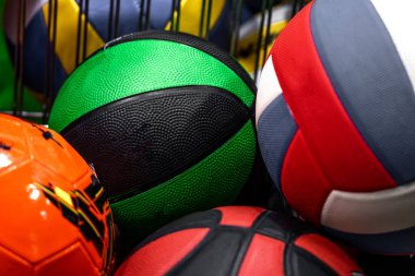 Basketbol ve alışveriş arabasındaki futbol topları gibi. Spor takımının oyun oynama kavramı