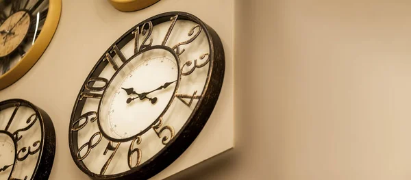 Relojes Que Muestran Diferente Hora Concepto Tiempo — Foto de Stock
