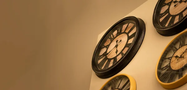 時間の概念 時計の束 固体背景に異なる時間を表示するクロック — ストック写真