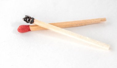 Beyaz arka planda şömine için uzun kibritler. Bir yığın tahta kibrit..