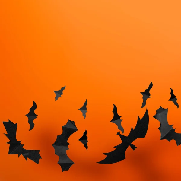 Хэллоуин Бумажные Украшения Черные Бумажные Летучие Мыши Летят Оранжевом Фоне — стоковое фото