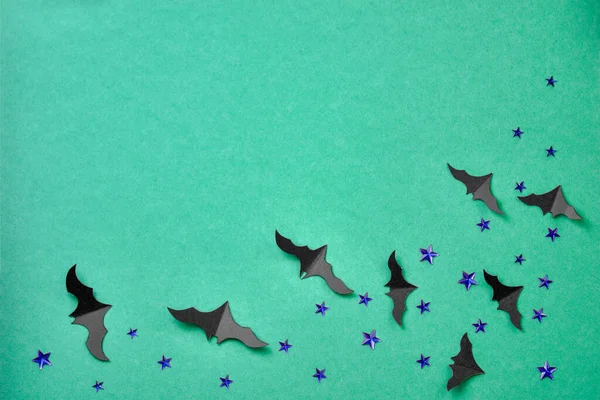 万圣节假期的概念 绿色背景的纸制蝙蝠 — 图库照片