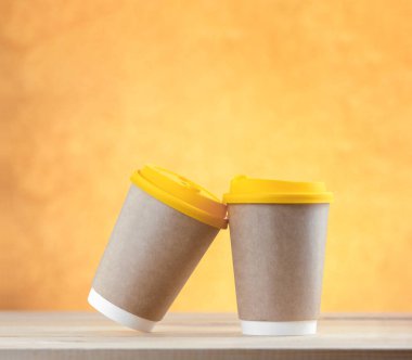 Masada iki paket kahve ve parlak altın bir arka plan. Sevgi ve şefkat kavramı.